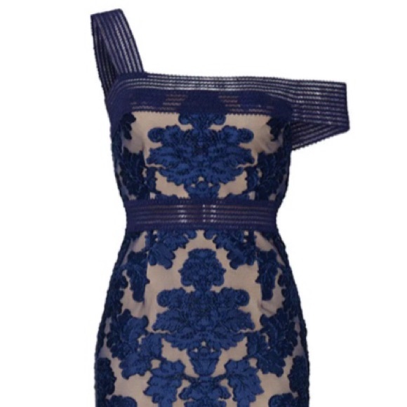 Alice McCall Asymetrical Shoulder Lace Pattern Midi Dress - Picture 3 of 11